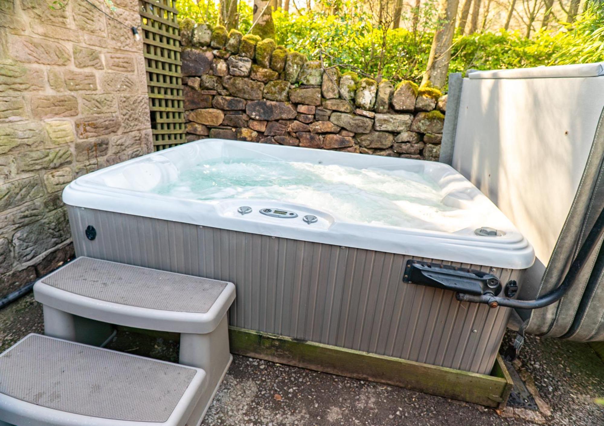 Pine With Private Hot Tub Apartment